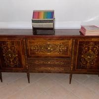 Credenza con intarsi floreali  Maggiolini in noce