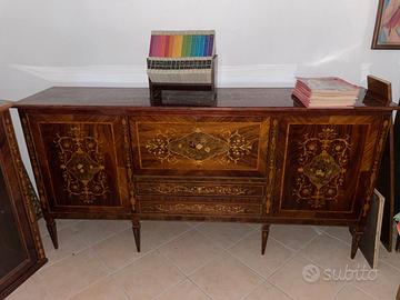 Credenza con intarsi floreali  Maggiolini in noce