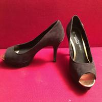 Scarpe decolleté spuntate con plateau - Nero.