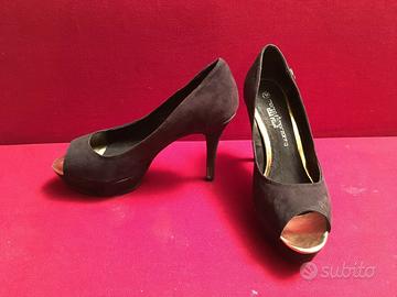 Scarpe decolleté spuntate con plateau - Nero.