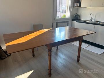 Tavolo in legno massello allungabile-105 x 105/210