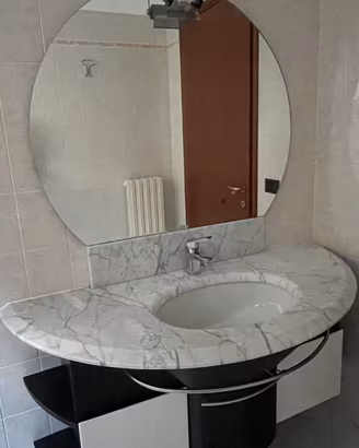 Mobile bagno con piano marmo lavabo e specchio