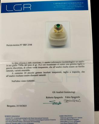 Anello in oro con smeraldo e diamanti