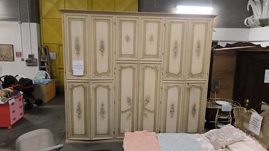 armadi bianco con disegno floreale 