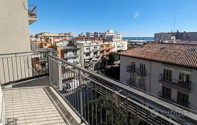 IN CENTRO luminoso vista mare con 2 camere