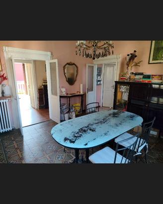 Tavolo da pranzo ovale con piano in vetro