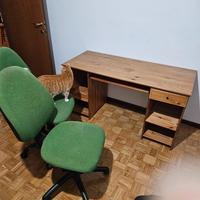 scrivania in legno e sedie 