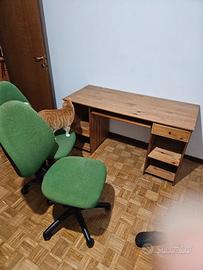 scrivania in legno e sedie 