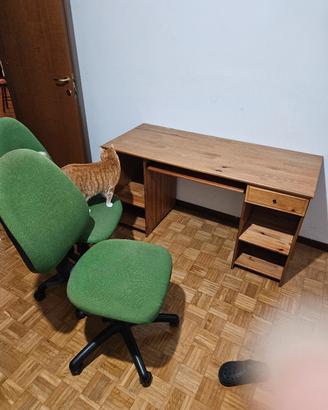 scrivania in legno e sedie 