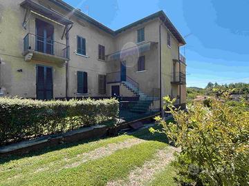 In corte, nel verde, trilocale con terrazzo