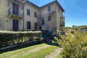 In corte, nel verde, trilocale con terrazzo