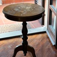 Tavolo rotondo intarsiato in legno stile classico