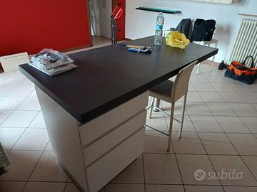 Tavolo con cassetta contenitore