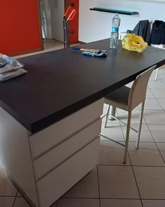 Tavolo con cassetta contenitore