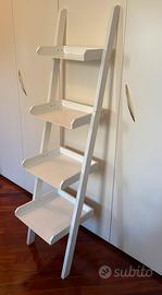 Scaffalatura a forma di scala in legno bianco