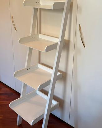 Scaffalatura a forma di scala in legno bianco