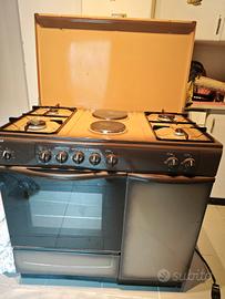cucina 4 fuochi a gas, 2 piastre e forno elet.