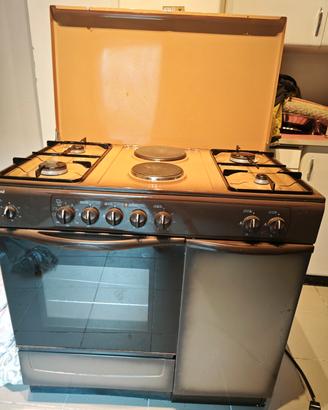 cucina 4 fuochi a gas, 2 piastre e forno elet.