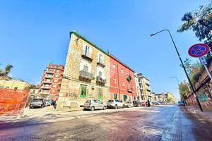 2 LOCALI A NAPOLI