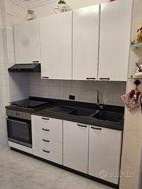 CUCINA CON PIANO COTTURA E DOPPIA VASCA LAVANDINO