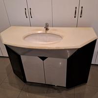 mobile bagno con lavabo e specchio