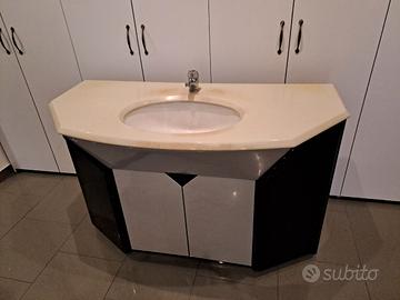 mobile bagno con lavabo e specchio