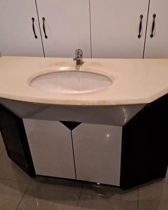 mobile bagno con lavabo e specchio