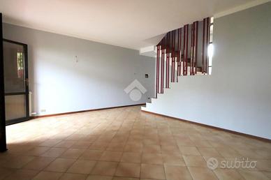 VILLA A SCHIERA A BORGOSATOLLO