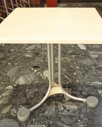 N. 10 tavoli in resina  con piede acciaio satinato