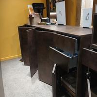 Banco cassa in legno moderno con ampi spazi
