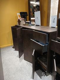 Banco cassa in legno moderno con ampi spazi