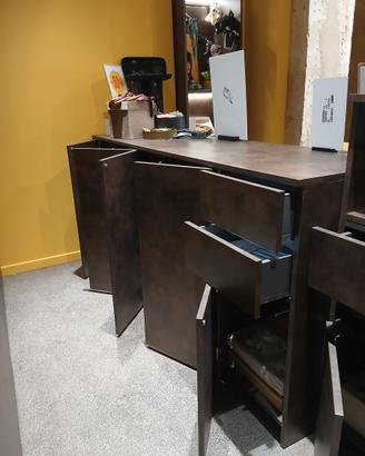Banco cassa in legno moderno con ampi spazi