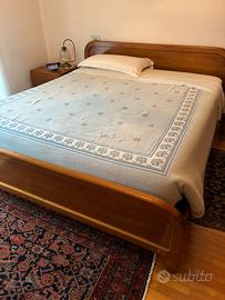 Camera da letto: letto, comidini, comò, specchio