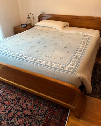 Camera da letto: letto, comidini, comò, specchio