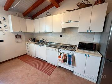 cucina completa bianca e azzurra 