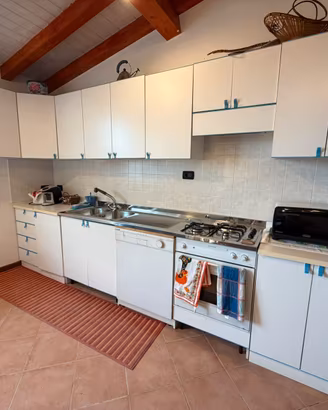 cucina completa bianca e azzurra 