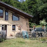 Piccola baita immersa nel verde