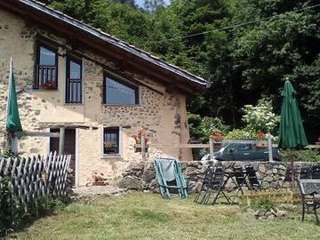 Piccola baita immersa nel verde