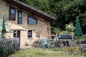 Piccola baita immersa nel verde