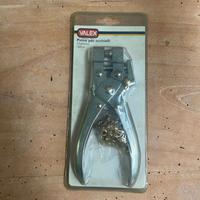 Pinza per occhielli