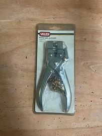 Pinza per occhielli