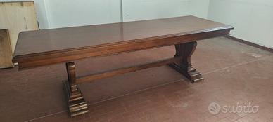 Tavolo grande in legno massello di noce