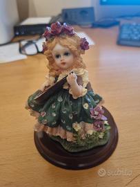 Statua vintage Donna ragazza con fiori strumento