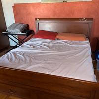 Letto matrimoniale con materasso  e cuscini