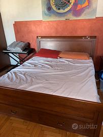 Letto matrimoniale con materasso  e cuscini