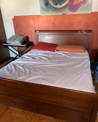 Letto matrimoniale con materasso  e cuscini