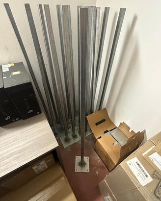Pali in acciaio zincato con piastra di fissaggio