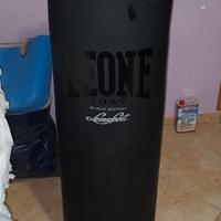 sacco da boxe e sagoma da boxe a muro