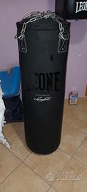 sacco da boxe e sagoma da boxe a muro