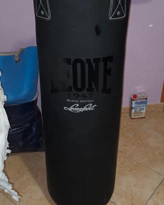 sacco da boxe e sagoma da boxe a muro